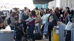 Chaos na letiskách. Omikron zrušil ďalšie tisícky letov, problémy budú zrejme pokračovať