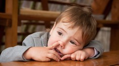 Vedci prekvapujú. Nechajte deti špárať sa v nose a jesť soplíky