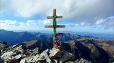 Nelegálne kríže či sošky to majú v Tatrách spočítané. Ochranári ich zo štítov odstránia