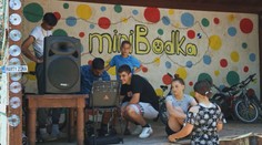 Snažia sa, aby sa deti nehanbili chodiť do školy. Občianske združenie pomáha slovenským rodinám v núdzi