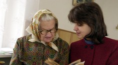 Jednou rukou im štát dal, druhou zase zobral. Tisíckam opatrovateľov od júla zoškrtali finančný príspevok