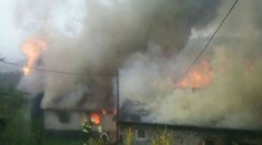 V Korni horela drevenica s prístavbou, na mieste zasahovalo 30 hasičov