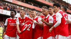 Arsenal rozdrvil posledný tím tabuľky a preskočil City na čele. Vyhral aj United, Dúbravka opäť na lavičke