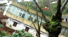 Povodne v Indii odrezali od sveta tisíce ľudí. Bahno unášalo aj celé domy