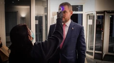 Vláda má na mimoriadnom rokovaní hovoriť o sprísnení opatrení pred koronavírusom