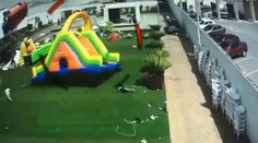 Video, z ktorého mrazí. Nafukovací hrad s deťmi odfúkol silný vietor