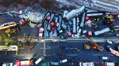 Hromadnú zrážku vozidiel  neprežilo 17 ľudí, na vine je klzká vozovka