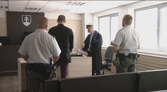 Colník pustil cez hranice kamión plný cigariet. Dostal 13 rokov väzenia