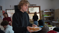 Nesledujú rozprávky, ale trávia Vianoce s ľuďmi bez domova. Pridal sa aj 19-ročný Timotej