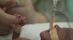 Narodil sa o štyri mesiace skôr. Dojímavé video zachytáva jeho boj o život