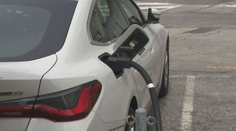 Za každý kilometer elektromobilu sa bude platiť. Podobný krok môže prísť aj k nám