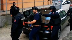 Do Dunajskej Stredy priviezli muža, ktorý bol pri poprave desiatich pápayovcov v bare Fontána. Spolupracuje s políciou