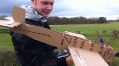 Kamoši si vyrobili lietadlo z kartónov z krabice. Ten let musíte vidieť!