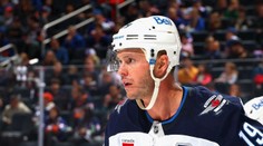 VIDEO: Katastrofálny vstup Calgary do sezóny pokračuje. Veterán Toews strelil prvý gól po návrate