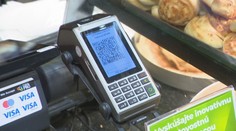 Kartou, hotovosťou a už aj cez QR kód. Boli sme si vyskúšať nový spôsob platby v predajniach