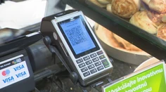 Kartou, hotovosťou a už aj cez QR kód. Boli sme si vyskúšať nový spôsob platby v predajniach
