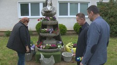 Dáma zo Žemberoviec mení šaty podľa sezóny. Miestna socha sa stala atrakciou