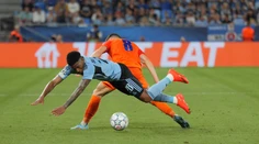 Moment, ktorý môže byť kľúčový. Aj Slovinci sa čudujú, prečo Slovan nekopal penaltu