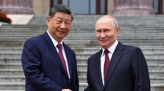 Červený koberec aj vojenská kapela. Si Ťin-pching privítal v Pekingu Vladimira Putina