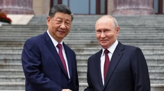 Červený koberec aj vojenská kapela. Si Ťin-pching privítal v Pekingu Vladimira Putina