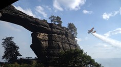 Šírenie požiaru v Českom Švajčiarsku sa podarilo zastaviť, do pomoci sa zapoja aj slovenskí vojaci