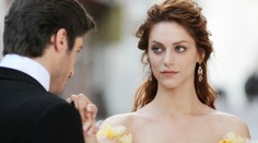 Dostala kopačky: Sexi ryšavka z Dámy v závoji je sama