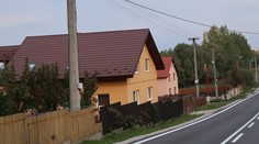 Do domu v Michalovciach sa v noci vlámal muž. Keď prišli policajti, domáca o ničom netušila