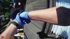 Video zo zásahu: Syn údajne dobodal matku (†68), polícii otvoril so zakrvavenými rukami