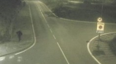 Kamaráta objal a pobozkal. Zverejnili zábery mužov, ktorí na jeseň v Nitre surovo zaútočili na gejov