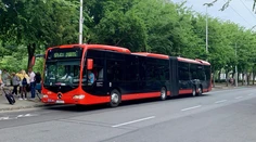 Pri nehode autobusu a dodávky na Karloveskej sa zranilo šesť ľudí