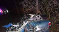 Tragédia pri Gbelciach: Auto skončilo v priekope a narazilo do stromu. Jedna osoba to neprežila