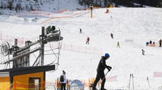 Nešťastie na Orave. Lyžiar spadol do štvormetrovej rokliny