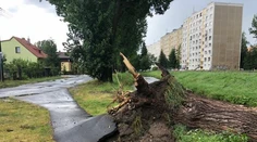 VIDEO: Búrky na severe sa spojili so silným vetrom: Ľudia radšej nevychádzali z domu