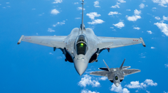 VIDEO: Európska stíhačka „nakopala“ najlepšiu stíhačku sveta F‑22. Američania to zahanbene popierali