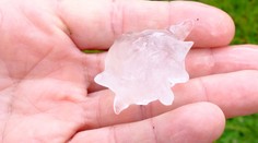 Na Slovensku hrozia silné búrky. Padať môžu aj veľké krúpy