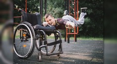 Denis sa vyliečil z rakoviny, no zostal na vozíku. Aktívne sa venuje workoutu, čo si všimli až v Hollywoode