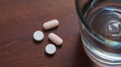 Čím zapíjate lieky? Čaj či džús môžu zmeniť ich účinok