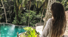 Sexy Daniela Nízlová hore bez. Prsia jej zakrývali ananásy