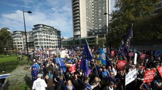 Na pochode za referendum o brexite sa v Londýne zúčastnili státisíce ľudí