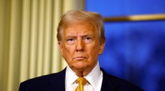 Spojené štáty sa chystajú na Trumpovu inauguráciu. Prvýkrát za 40 rokov bude prebiehať vnútri