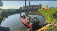 Bizarná tragická nehoda. Auto sa ocitlo pod hladinou jazera, našli v ňom troch mŕtvych