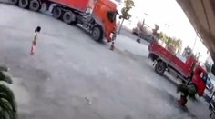 VIDEO: Kamión narazil do chlapca, ktorý skončil pod jeho kolesami. Stal sa však zázrak