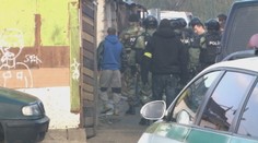 Obrovská razia v rómskej osade. Nadránom tam vtrhli desiatky kukláčov