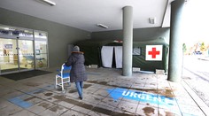 V nemocniciach už cítiť omikron. Pribúdajú pacienti a čoraz viac zdravotníkov ostáva doma