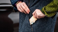 Muž našiel vo vrecku kabáta zabudnutý lotériový tiket. Keď ho skontroloval, zostal v šoku