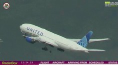 VIDEO: Boeingu 777 pri vzlietaní odpadla pneumatika, pri dopade zničila auto. Lietadlo sa muselo vrátiť