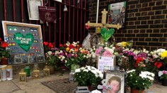 Rok od tragického požiaru v Londýne: 72 ľudí zomrelo, pozostalí čakajú na spravodlivosť