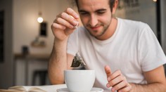 Obľúbený nápoj skrýva neviditeľné riziko. Obsahuje miliardy častíc, ktoré voľným okom neuvidíme. Ako sa im vyhnúť?