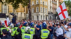 OBRAZOM: Nepokoje po útoku v Southporte sa rozšírili do ďalších miest. Ulicami sa ozývajú protiimigračné pokriky