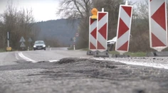 Pretrhla sa im jediná cesta do dediny. V Žiaranoch pri Nitre riešia mimoriadnu situáciu, praskliny sa zväčšujú každý deň